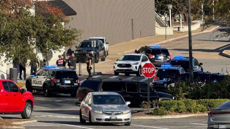 Black Friday mall shooting in Arkansas leaves 3 injured