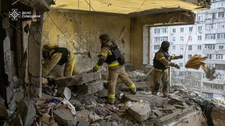 A Russian drone strikes an apartment building in Ukraine, killing at least 4