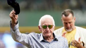 ‘Mr. Baseball’ Bob Uecker, Brewers announcer, dies at 90