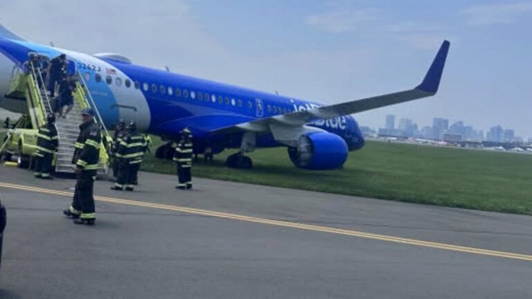WATCH:  JetBlue plane veers off taxiway, nose gear goes into grass in Orlando