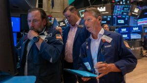 Market dips after Trump unveils 25% tariffs on South Korea, Japan